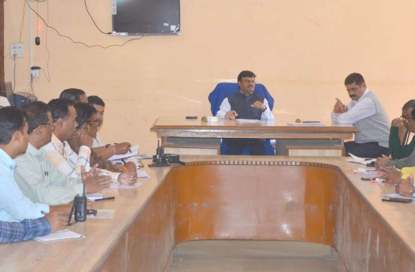The first briefing of the administrator नपा की टीम को दिया अल्टीमेटम, निर्माण कार्यों की मांगी डेडलाइन
