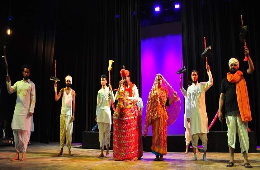 धन के मोह में फंसी दुलारी बाई को पढ़ाया पाठ धन के मोह में फंसी दुलारी बाई को पढ़ाया पाठ