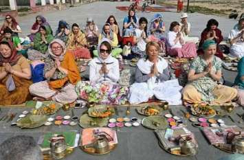 Russian women performed the shinda at Vishnupad temple of Gaya Dham रूसी महिलाओं ने गयाधाम के विष्णुपद मंदिर में किया पिंडदान