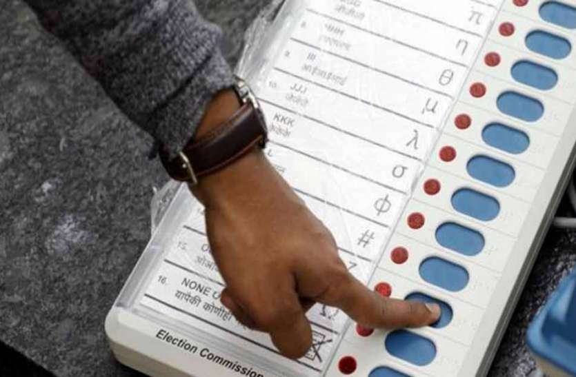 voting.jpg देश में कहीं से भी कर सकेंगे वोटिंग, लाइन में भी लगने की नहीं होगी जरूरत, EC करने जा रहा ये काम!