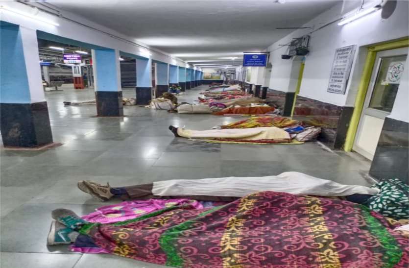 The passengers made the platform a Waiting room यात्रियों ने प्लेटफॉर्म को बनाया मुसाफिर खाना, पढ़ें खबर