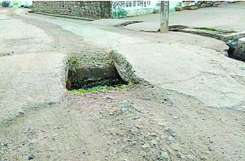 Drain chambers left open, fear of accident नाली के चेंबरों को खुला छोड़ा, हादसे का डर