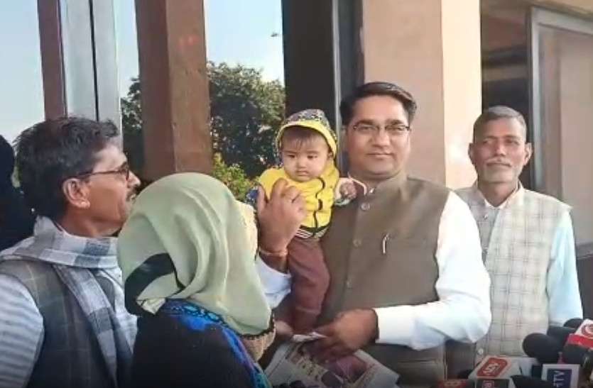 'फाइनेंस कंपनी ने मकान कर डाला सीज़, अंदर भूख से कराहती रही मासूम', दुधमुंही को लेकर विधानसभा पहुंचे विधायक 'फाइनेंस कंपनी ने मकान कर डाला सीज़, अंदर भूख से कराहती रही मासूम', दुधमुंही को लेकर विधानसभा पहुंचे विधायक