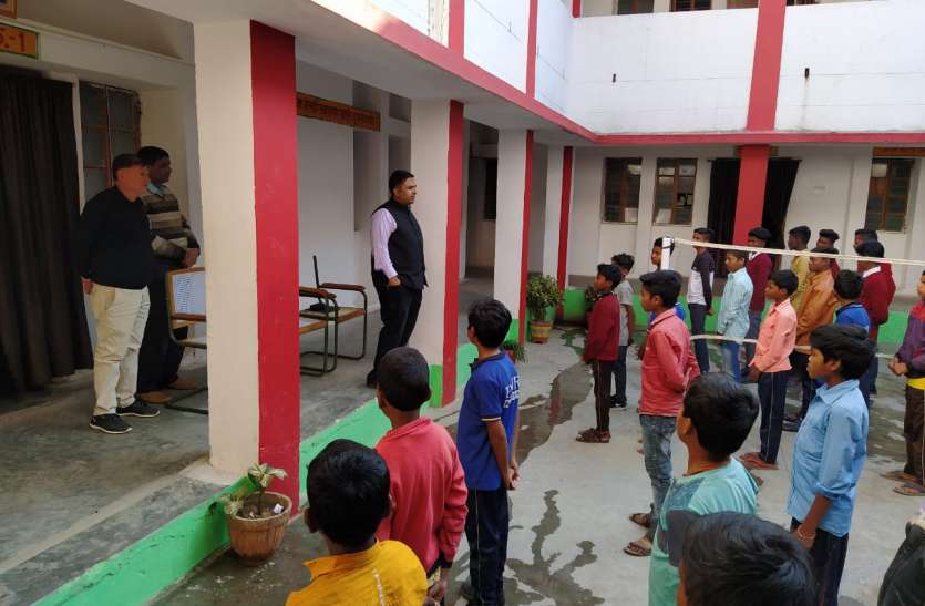 Assistant Commissioner issues notice on lack of quality food in school स्कूल में गुणवत्ता विहीन भोजन पर सहायक आयुक्त ने जारी किया नोटिस