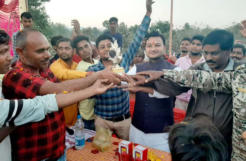 कठिन संघर्ष से ही मिलती है सफलता कठिन संघर्ष से ही मिलती है सफलता