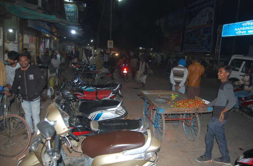 narsinghpur सुबह 20 फीट शाम को 10 फीट भी नहीं बचती स्टेशन की सड़क