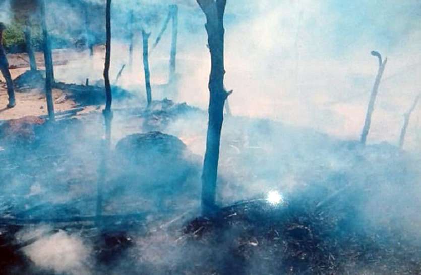अज्ञात कारणों से लगी गरीब की झोपड़ी में आग अज्ञात कारणों से लगी गरीब की झोपड़ी में आग