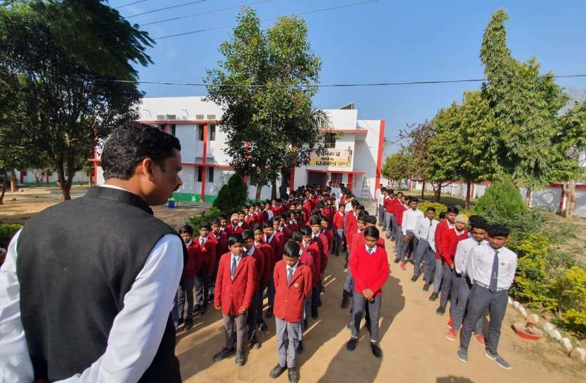 Students complained to tribal welfare department minister about the qu भोजन की गुणवत्ता को लेकर छात्रों ने जनजातीय कल्याण विभाग मंत्री से की शिकायत, जांच के निर्देश