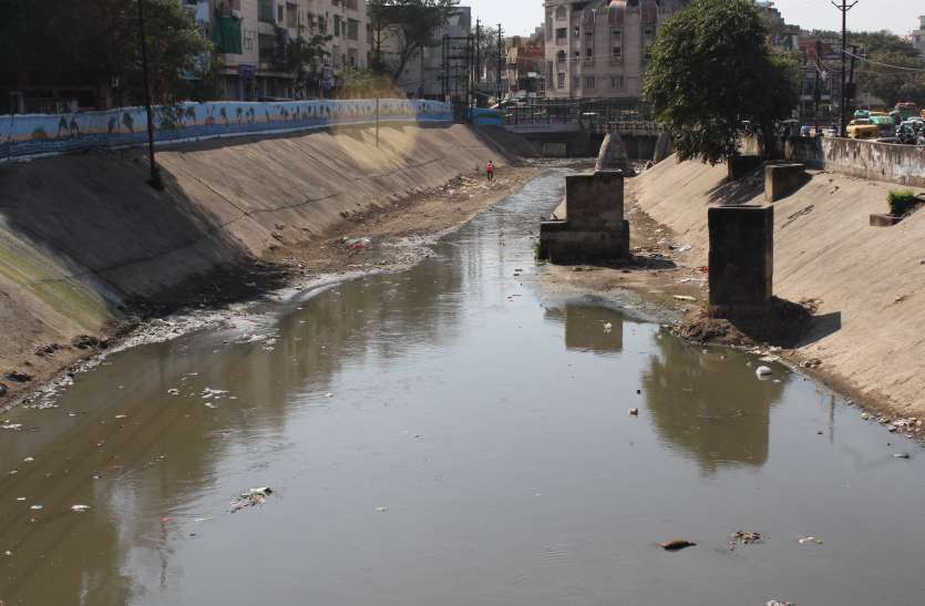 स्वर्ण रेखा की सफाई अधर में, प्रशासक की नाराजगी के बाद भी नहीं सुधरे हालात स्वर्ण रेखा की सफाई अधर में, प्रशासक की नाराजगी के बाद भी नहीं सुधरे हालात