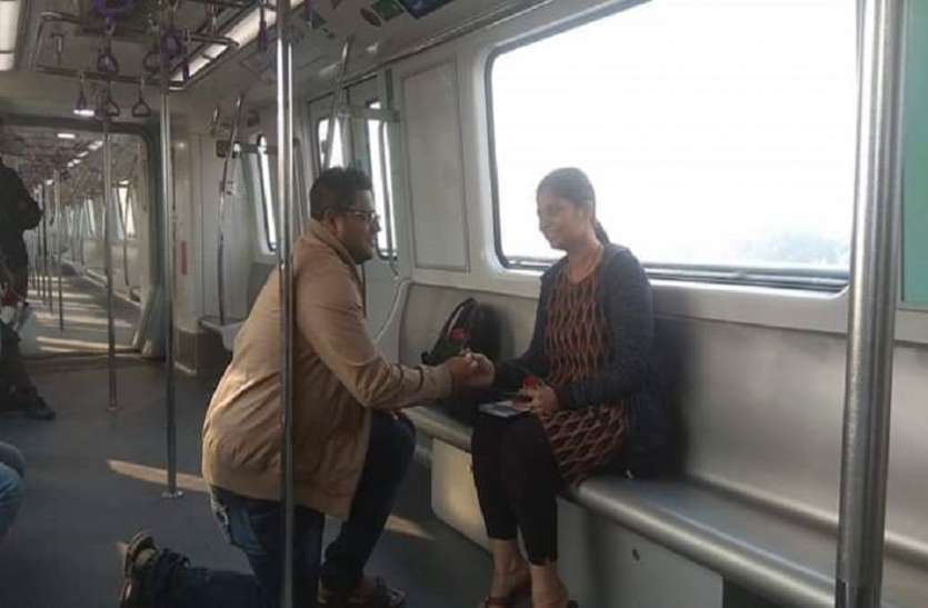 मेट्रो में किसी ने ली सेल्फी, तो किसी ने किया प्रपोज मेट्रो में किसी ने ली सेल्फी, तो किसी ने किया प्रपोज