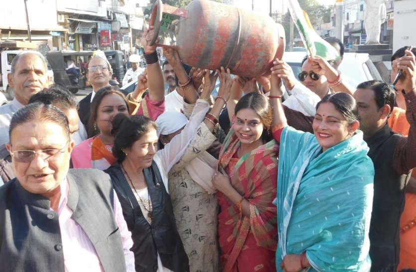 महिलाओं ने सड़क पर जलाया चूल्हा, किया पुतला दहन महिलाओं ने सड़क पर जलाया चूल्हा, किया पुतला दहन