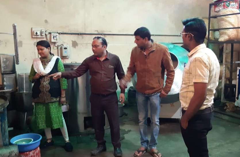 सांची चिलिंग सेंटर में मिली गंदगी, दूध के लिए गए सेम्पल सांची चिलिंग सेंटर में मिली गंदगी, दूध के लिए गए सेम्पल