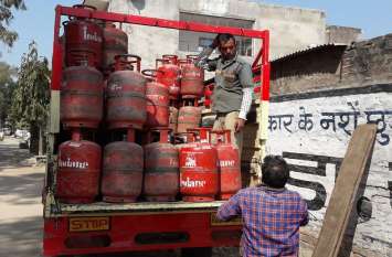 Gas cylinder prices have spoiled the budget of the house गैस सिलेण्डर के दामों ने बिगाड़ा घर का बजट