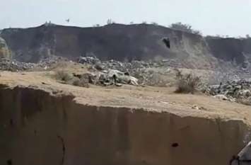 The bodies of cows being dumped in a pile of garbage महर्षि वामदेव की तपोभूमि में कचड़े के ढेर में फेके जा रहे गायों के शव, नहीं हो रही कोई सुनवाई