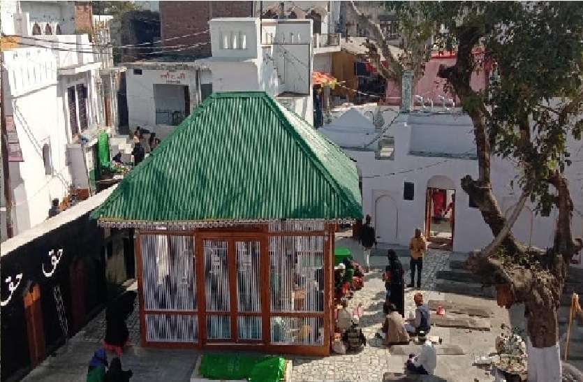 अयोध्या में एक दरगाह के रूप में बनी हैं गाय की मजार, जिसकी दुनिया में होती है खूब चर्चा अयोध्या में एक दरगाह के रूप में बनी हैं गाय की मजार, जिसकी दुनिया में होती है खूब चर्चा
