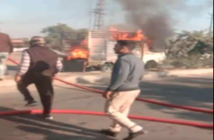 Fire In Tempo Full of Matchsticks : Tempo Fire On Road खुली माचिस की तिल्लियां ले जा रहा था टैम्पो, अचानक लगी भीषण आग, लपटों से घिरा वाहन, ड्राइवर कूदा...