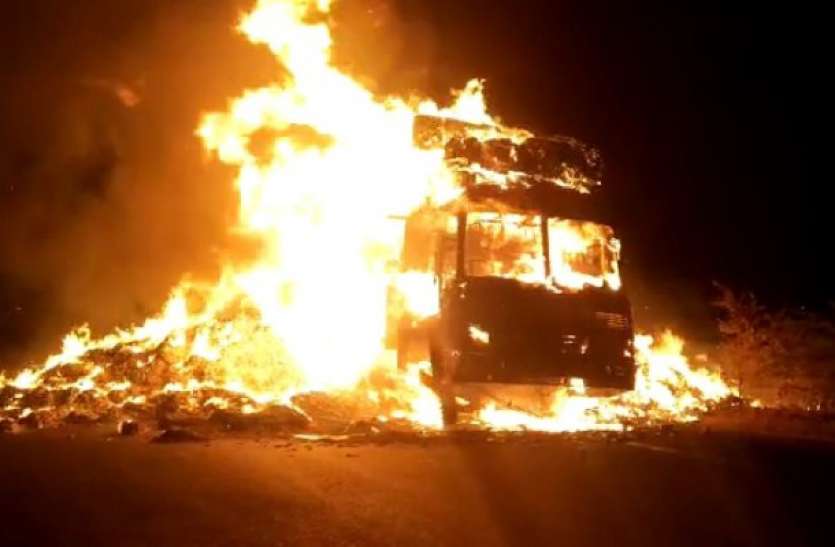 MP fire माचिस से भरे ट्रक में लगी भीषण आग, 2 किमी दूर से दिखे आग के शोले,देखें वीडियो