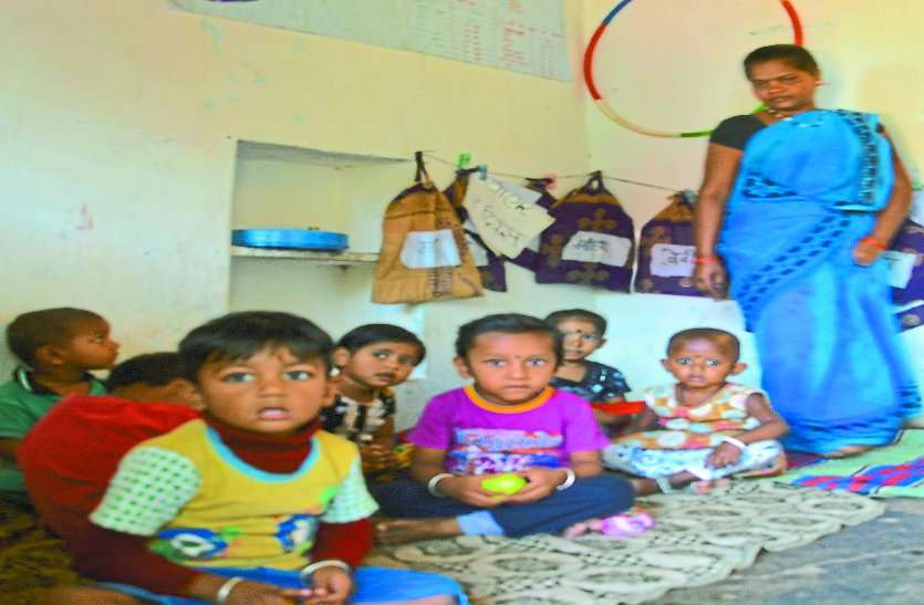 करोड़ों रुपए फूंकने के बाद भी 211 आंगनबाड़ी केंद्रों के लिए भवन नहीं बना पाई सरकार, जानिए क्या है असली कारण करोड़ों रुपए फूंकने के बाद भी 211 आंगनबाड़ी केंद्रों के लिए भवन नहीं बना पाई सरकार, जानिए क्या है असली कारण