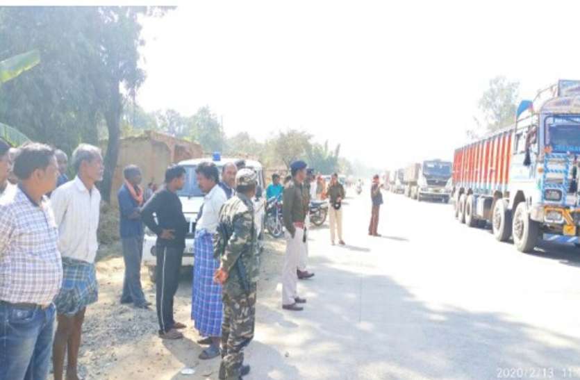 स्कूटी सवार युवक के लिए पीछे से मौत बनकर आया मिनी ट्रक, गुस्साई भीड़ ने एनएच पर किया चक्काजाम स्कूटी सवार युवक के लिए पीछे से मौत बनकर आया मिनी ट्रक, गुस्साई भीड़ ने एनएच पर किया चक्काजाम