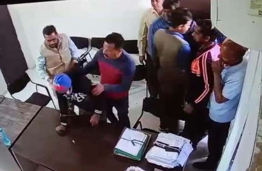 नगरपालिका में हंगामा, अमानत राशि जमा कराने आए ठेकेदार को पीटा नगरपालिका में हंगामा, अमानत राशि जमा कराने आए ठेकेदार को पीटा