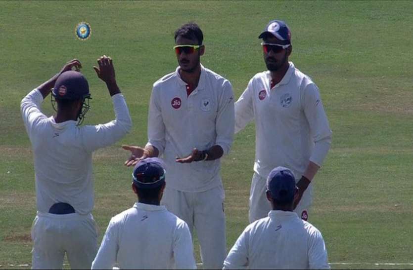 Ranji Trophy: गुजरात को अहम बढ़त. स्पिनर अक्षर पटेल ने चटकाए पांच विकेट Ranji Trophy: गुजरात को अहम बढ़त. स्पिनर अक्षर पटेल ने चटकाए पांच विकेट