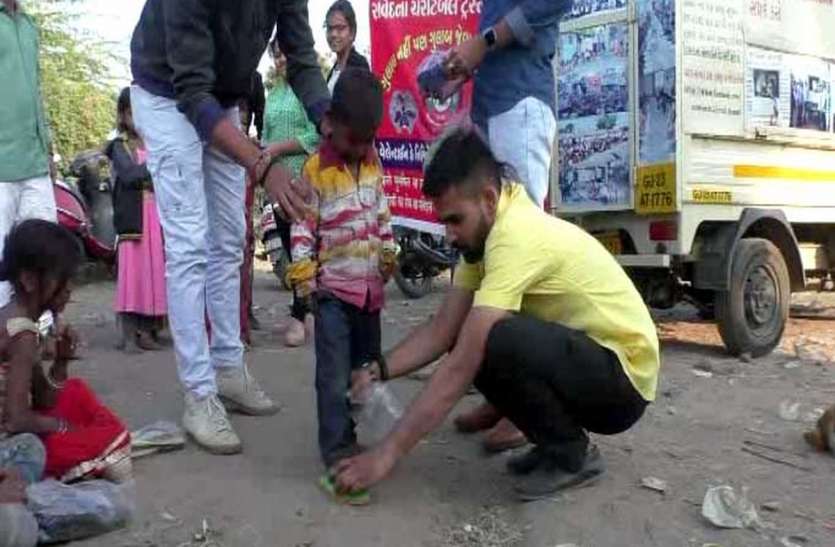 Valentine Day : गुलाब की जगह जरुरतमंदों को बांटी चप्पल Valentine Day : गुलाब की जगह जरुरतमंदों को बांटी चप्पल