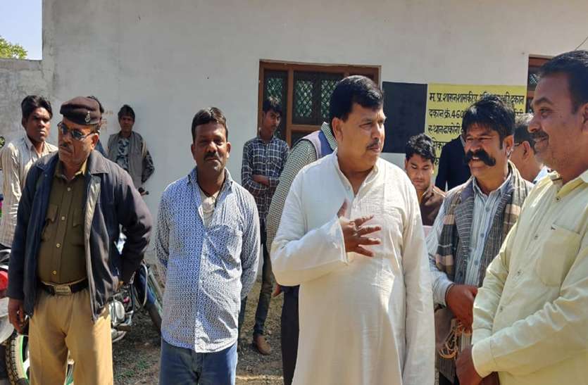 टहलते समय दिखीं गंदगी, तो फावड़ा मंगा खुद नाली साफ करने लगे खाद्य मंत्री टहलते समय दिखीं गंदगी, तो फावड़ा मंगा खुद नाली साफ करने लगे खाद्य मंत्री