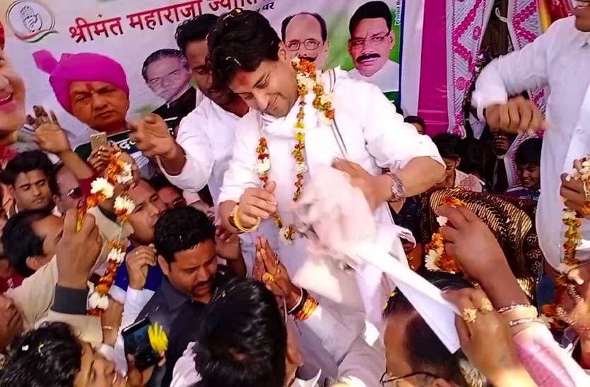 आज मैं जमीन पर खड़ा हूं इसका अहसास है मुझे, मेरी चाहत है कि इस जमीन पर टिका रहूं : सिंधिया आज मैं जमीन पर खड़ा हूं इसका अहसास है मुझे, मेरी चाहत है कि इस जमीन पर टिका रहूं : सिंधिया