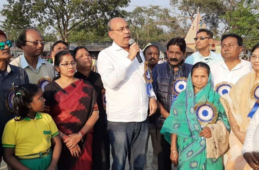 शहीद बबलू सांतरा के घर श्रद्धासुमन अर्पित करने लोगों का तांता शहीद बबलू सांतरा के घर श्रद्धासुमन अर्पित करने लोगों का तांता
