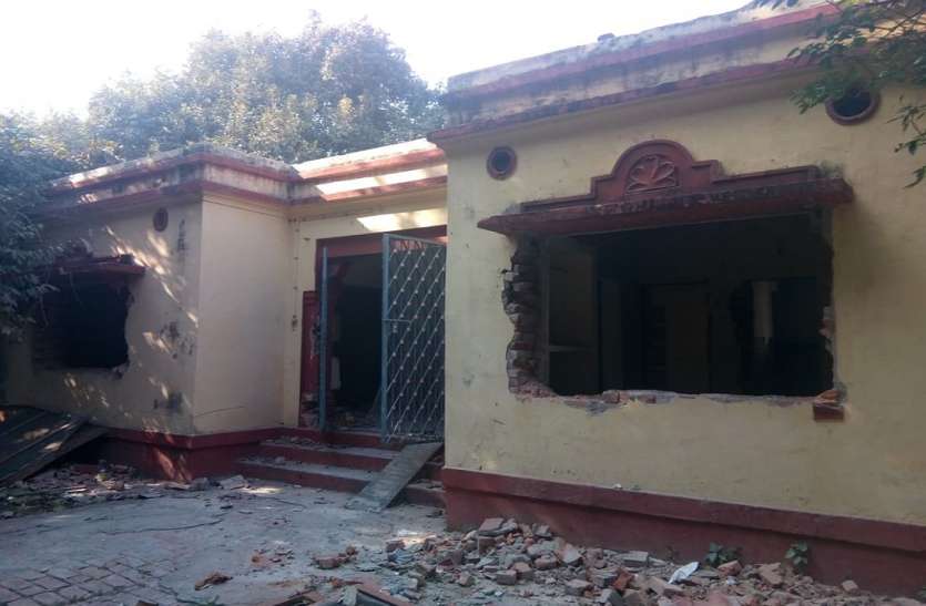 बीेचयू के 100 साल पुराने आवास गिराए जा रहे महामना मदन मोहन मालवीय के बनवाए 100 साल पुराने भवनों को गिराने में जुटा BHU प्रशासन
