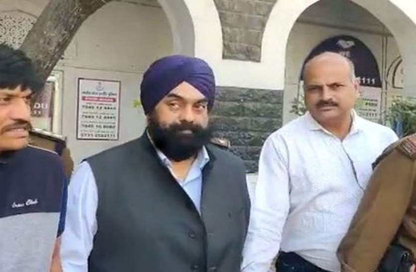 बड़ी खबर : 20 हजार का इनामी कुख्यात भूमाफिया बॉबी छाबड़ा दिल्ली से गिरफ्तार, देखें VIDEO बड़ी खबर : 20 हजार का इनामी कुख्यात भूमाफिया बॉबी छाबड़ा दिल्ली से गिरफ्तार, देखें VIDEO