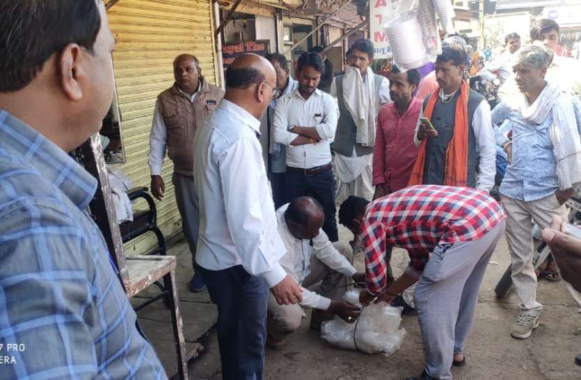 शराब ठेेके के बगल में बस स्टैंड पर खुली थी अंडे, मटन की दुकानें - बंद कराई, सामान जब्त, प्लास्टिक के गिलास भी बरामद शराब ठेेके के बगल में बस स्टैंड पर खुली थी अंडे, मटन की दुकानें - बंद कराई, सामान जब्त, प्लास्टिक के गिलास भी बरामद