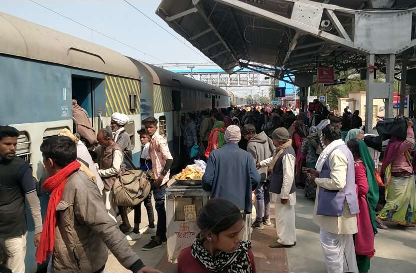 आधुनिक हुआ ब्यावरा रेलवे स्टेशन लेकिन डिजिटल डिस्प्ले नहीं होने से भटकते हैं यात्री, कोच ढूंढऩे में होती है परेशानी आधुनिक हुआ ब्यावरा रेलवे स्टेशन लेकिन डिजिटल डिस्प्ले नहीं होने से भटकते हैं यात्री, कोच ढूंढऩे में होती है परेशानी
