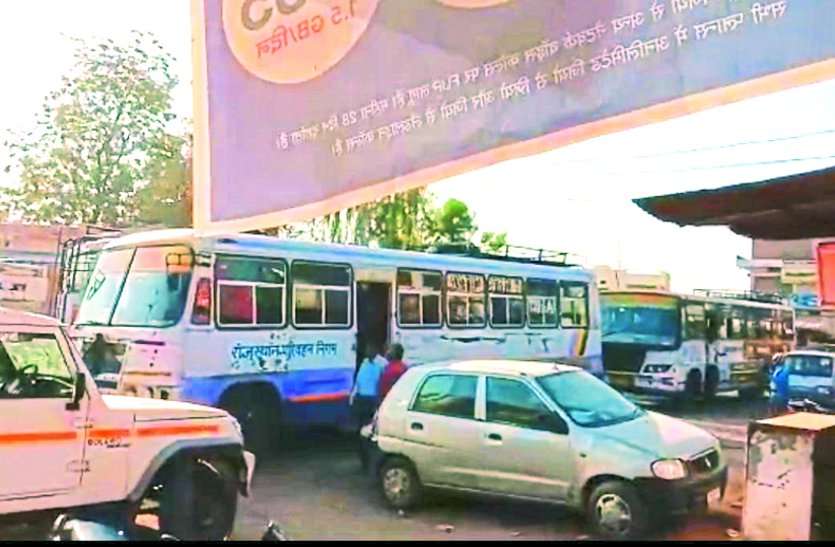Traffic in Siwana deteriorates, people upset सिवाना में बिगड़ी यातायात व्यवस्था, लोग परेशान