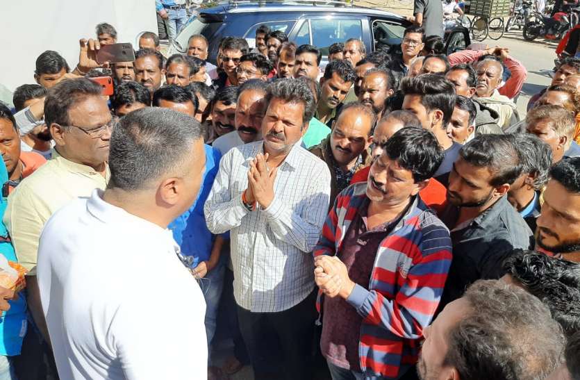 विधायक के बिगड़े बोल पढ़े, लेमे्रटा से चलने वाला आज करोड़ों का मालिक कैसे बन गया, सब जानता हूं