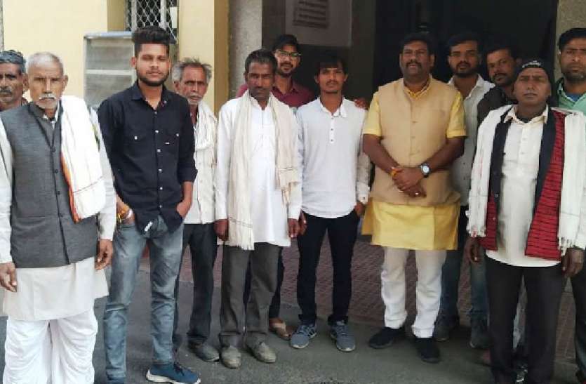 अंतिम छोर की नहरों में पानी पहुंचाने की मांग, अतिरिक्त संभागीय आयुक्त से मिले किसान अंतिम छोर की नहरों में पानी पहुंचाने की मांग, अतिरिक्त संभागीय आयुक्त से मिले किसान
