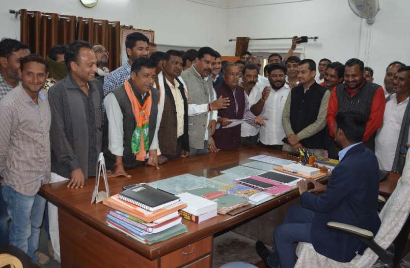 कोर्ट में सुनवाई के बीच घुसे एसडीएम ने जताई नाराजगी, भाजपा कार्यकर्ताओं ने प्रदर्शन कर दिया ज्ञापन कोर्ट में सुनवाई के बीच घुसे एसडीएम ने जताई नाराजगी, भाजपा कार्यकर्ताओं ने प्रदर्शन कर दिया ज्ञापन