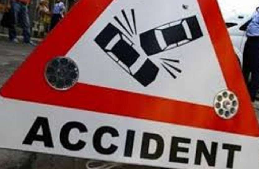 खाई में गिरी निजी बस, मौत से हुआ सामना दर्जनों यात्री घायल खाई में गिरी निजी बस, मौत से हुआ सामना दर्जनों यात्री घायल