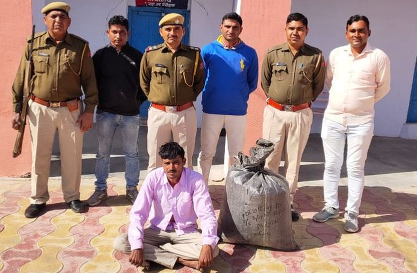 युवक थैले में छिपाकर ले ज रहा था पोस्त, गिरफ्तार युवक थैले में छिपाकर ले ज रहा था पोस्त, गिरफ्तार