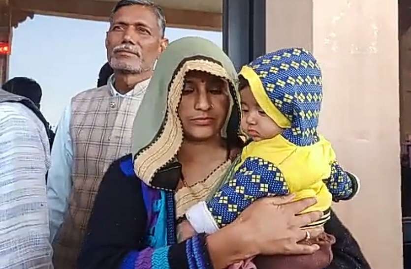 नौ महीने की बच्ची बिलखती रही, मगर नहीं पसीजा जिम्मेदारों का दिल नौ महीने की बच्ची बिलखती रही, मगर नहीं पसीजा जिम्मेदारों का दिल