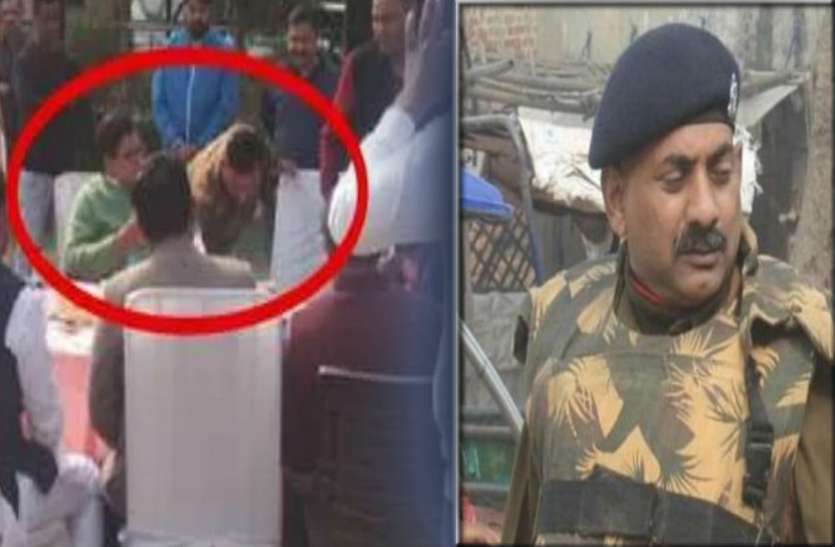 सपा नेता राम गोपाल यादव की चरण वंदना को झुके सीओ सिटी, कार्रवाई सपा नेता राम गोपाल यादव की चरण वंदना को झुके सीओ सिटी, कार्रवाई