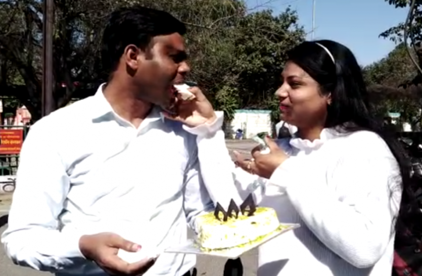 couple.png दिल्ली से मेरठ पहुंचे इस जोड़े ने खास अंदाज में मनाया Valentine Day