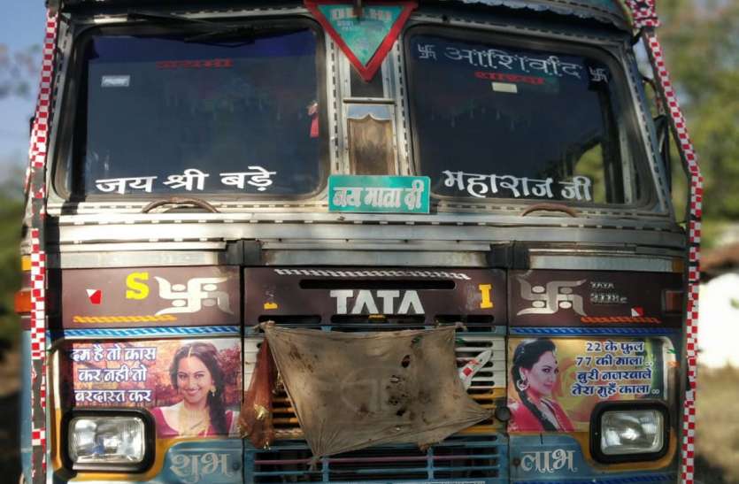 Gang caught stealing log, truck and jcb seized लट्ठा चोरी करते गिरोह पकड़ाया, ट्रक और जेसीबी जब्त
