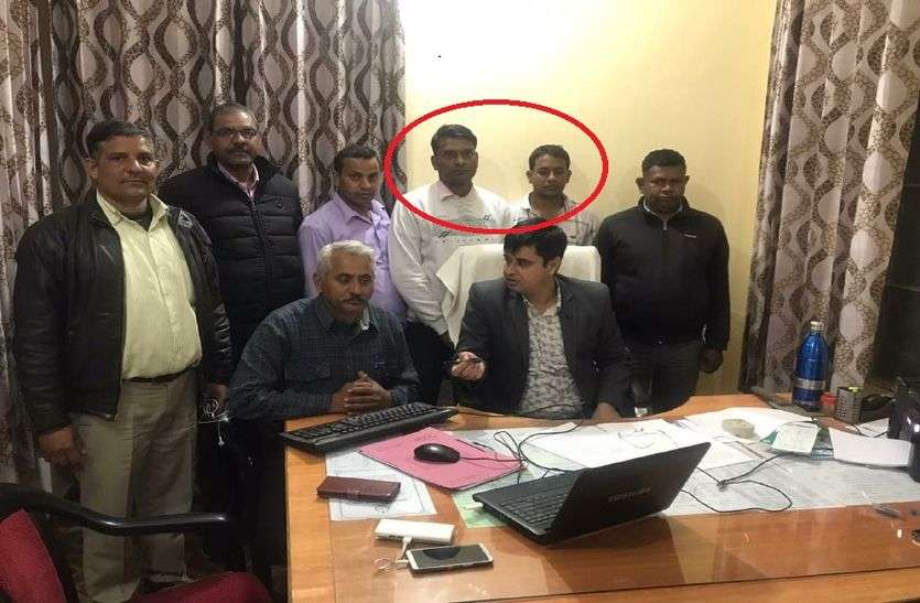 ACB Arrest veterinary doctor while taking bribe in alwar सरकार देती है हजारों रुपए तनख्वाह, फिर भी भेड़ों की पोस्टमार्टम रिपोर्ट के लिए मांगी रिश्वत, रंगे हाथों पकड़ा गया