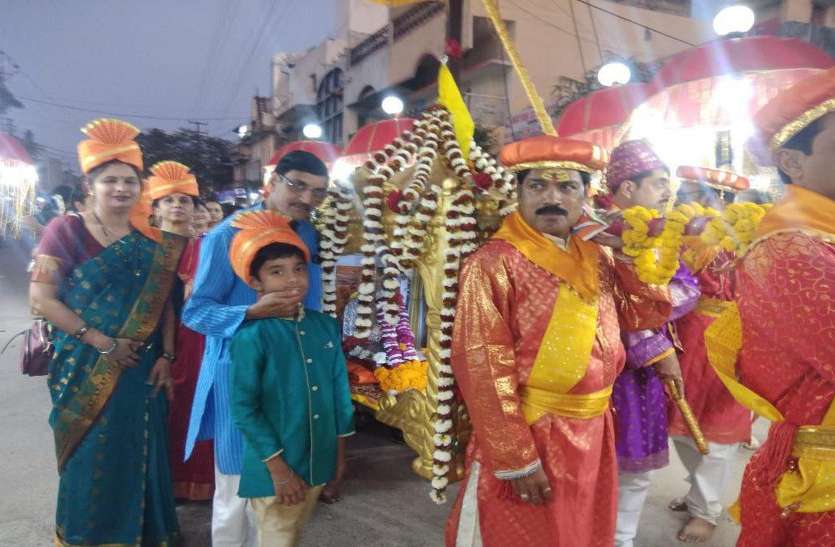 आतिशबाजी के साथ निकली गजानन महाराज की पालकी यात्रा, जगह-जगह भक्तों ने किया स्वागत आतिशबाजी के साथ निकली गजानन महाराज की पालकी यात्रा, जगह-जगह भक्तों ने किया स्वागत