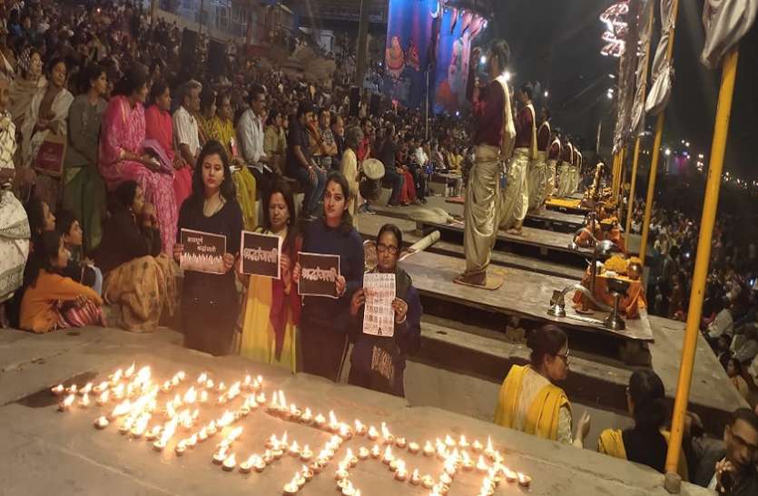 Ganga Arti विश्व प्रसिद्ध गंगा आरती में दी गई पुलवामा शहीदों को श्रद्धांजलि