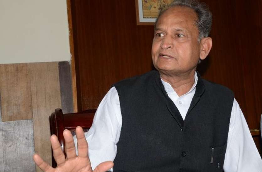 CM Ashok Gehlot With Collector : CM's Action On Officers CM गहलोत ने ली कलक्टर्स की क्लास, एक अधिकारी निलंबित, 3 को 16 सीसी का नोटिस
