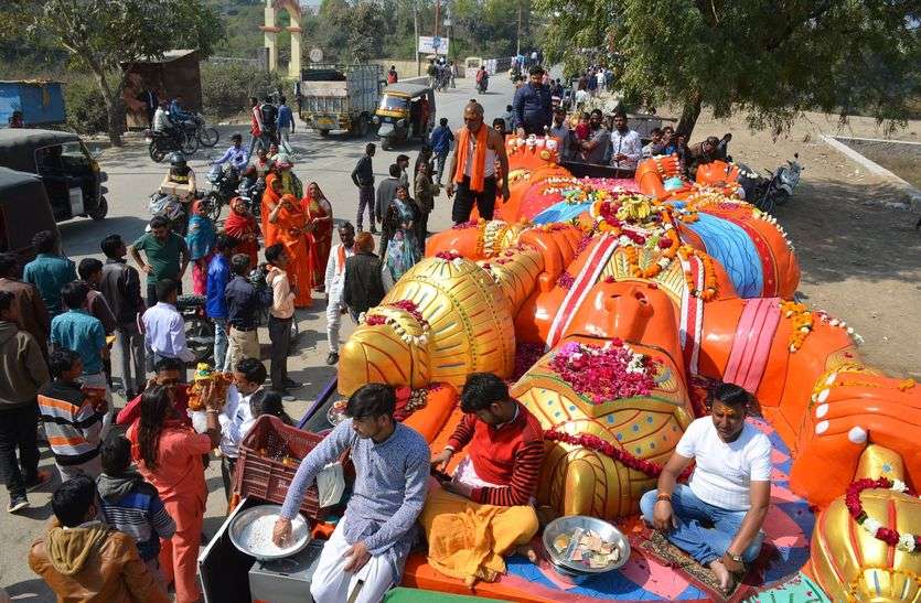भगवान हनुमान की विशाल प्रतिमा के दर्शन-पूजा के लिए उमड़े भक्त भगवान हनुमान की विशाल प्रतिमा के दर्शन-पूजा के लिए उमड़े भक्त