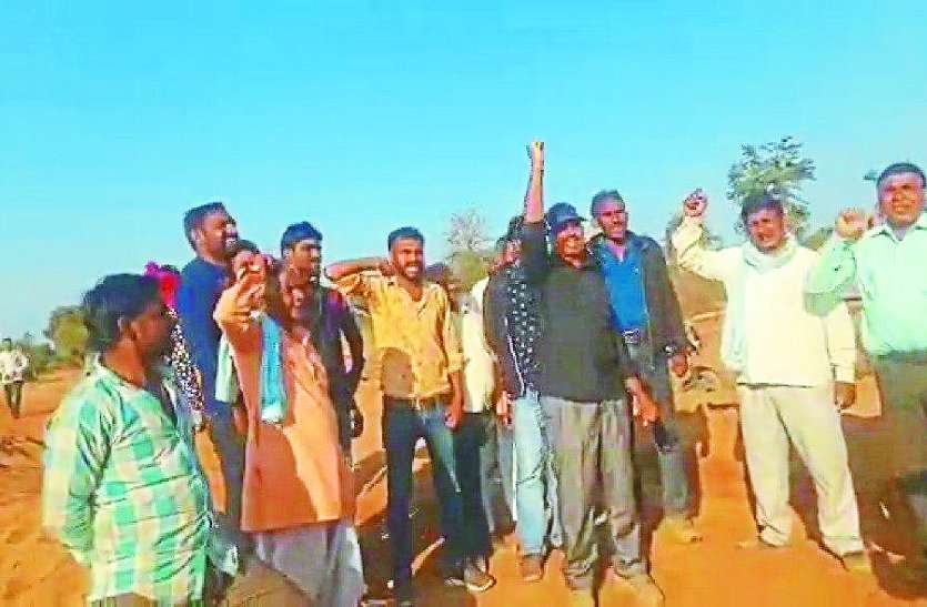 Video: ग्रामीणों ने लगाया कांग्रेस पूर्व जिलाध्यक्ष पर अवैध खनन का आरोप, वीडियो पर हुए वायरल Video: ग्रामीणों ने लगाया कांग्रेस पूर्व जिलाध्यक्ष पर अवैध खनन का आरोप, वीडियो पर हुए वायरल