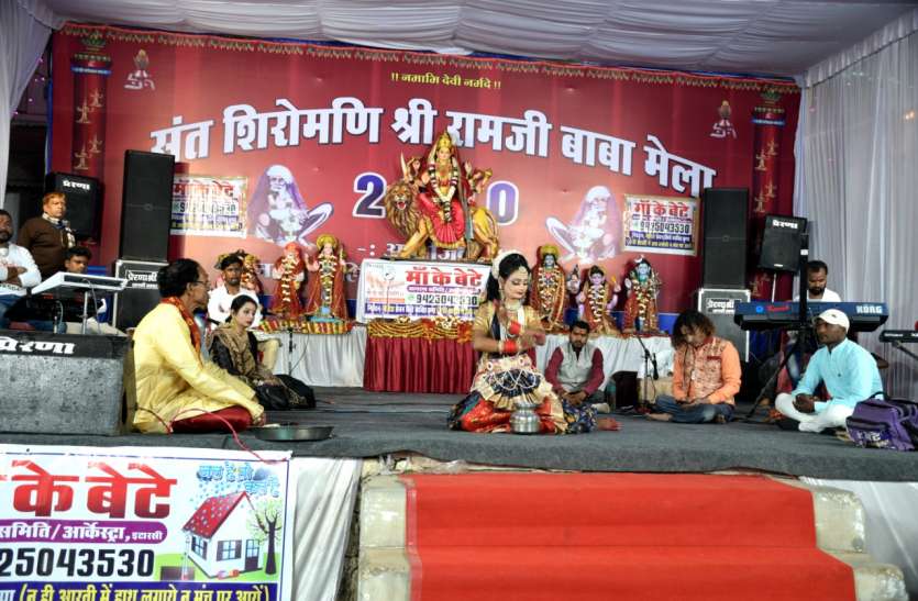 आयोजन के एक दिन पहले नपा ने बांटे आमंत्रण कार्ड आयोजन के एक दिन पहले नपा ने बांटे आमंत्रण कार्ड